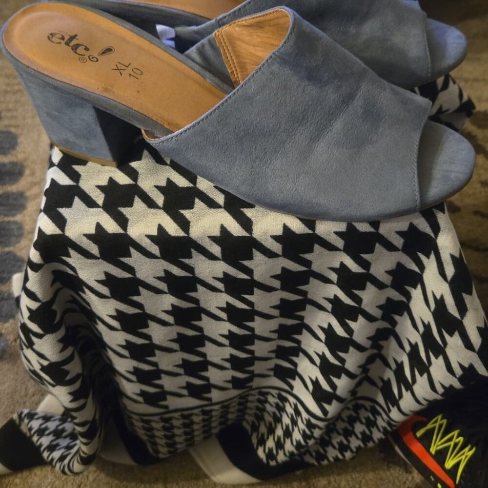 women's shoes with suede-type fabric heels